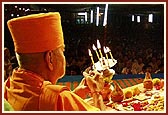 Swamishri performs Chopada pujan arti