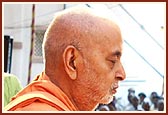 Meditates on Maharaj and the gurus
