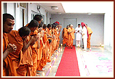 Darshan of Swamishri on New Year's morning