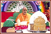 Swamishri chants the Swaminarayan mahamantra during his puja