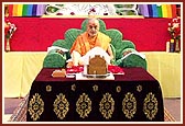 Swamishri chants the Swaminarayan mahamantra during his puja