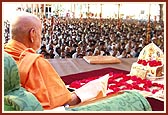 Swamishri chants the Swaminarayan mahamantra during his puja