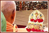 Shri Harikrishna Maharaj in Swamishri's puja 