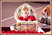 Darshan of Shri Harikrishna Maharaj on New Year's day