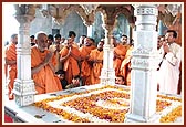 Darshan, pradakshina and prostrations at the shrine in Yogi Smruti Mandir