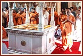 Darshan, pradakshina and prostrations at the shrine in Yogi Smruti Mandir