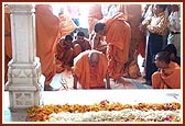 Darshan, pradakshina and prostrations at the shrine in Yogi Smruti Mandir