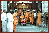 Swamishri comes out from the Smruti Mandir
