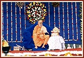 Swamishri prays before Thakorji during the Guru Pujan ceremony