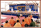 Sadhus sing the glory of Swamishri during puja