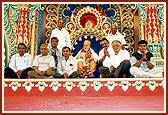 Devotees of Sankari honor Swamishri with a garland