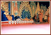 Senior sadhus perform arti of Thakorji and Swamishri