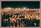 The multitude of devotees perform the arti and honor Swamishri on his 81st birthday