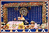 Swamishri absorbed in Thakorji's darshan