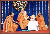Swamishri inaugurates an audio cassette: 'Aavi Shrijini Savari'
