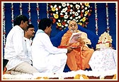 Swamishri inaugurates the souvenir book prepared by volunteers of Sankari