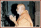 Swamishri engaged in Thakorji's darshan