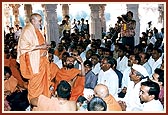 During his blessings Swamishri describes the Satsang of Khandesh established by Shastriji Maharaj and Nirgundas Swami and the sacrifice of devotees 