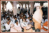 Swamishri blesses the devotees of Khandesh with rice grains 
