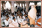 Swamishri blesses the devotees of Khandesh with rice grains