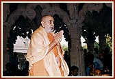 Swamishri performs the murti pratishtha rituals of murtis to be consecrated in mandirs in Khandesh region