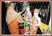 Swamishri performs pujan of Shri Akshar Purushottam Maharaj and deities to be installed in the villages of Japi, Mohadi, Galvala, Kusumba and Sonagir in Khandesh region