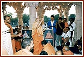 Swamishri blesses the devotees of Khandesh with rice grains