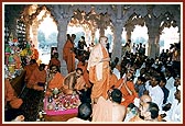 During his blessings Swamishri describes the Satsang of Khandesh established by Shastriji Maharaj and Nirgundas Swami and the sacrifice of devotees 