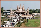 All day long thousands of devotees thronged the beautiful Swaminarayan mandir for darshan 