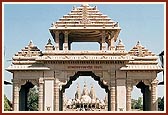 All day long thousands of devotees thronged the beautiful Swaminarayan mandir for darshan 
