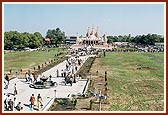 All day long thousands of devotees thronged the beautiful Swaminarayan mandir for darshan 