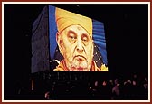 A close-up of Swamishri on one of the two large 55x40 ft screens 