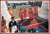 Swamishri performs the traditional Vedic inauguration ceremony of new mandir gateway