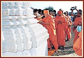 Swamishri performs the traditional Vedic inauguration ceremony of new mandir gateway