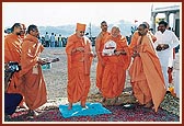Swamishri performs the traditional Vedic inauguration ceremony of new mandir gateway