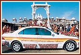 Swamishri arrives to inaugurate the main gate