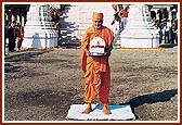 Swamishri with Harikrishna Maharaj in front of the main gateway