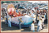 The Swan Float, with the murtis of Yogiji Maharaj and Pramukh Swami Maharaj