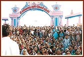 The crowd enjoy the darshan of the procession as it passes by the main festival gate