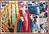 Shri Ghanshyam Maharaj casts His divine gaze on all during the procession