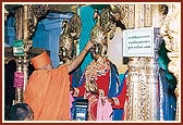 Swamishri performs pujan of the murti of Bhagwan Swaminarayan 