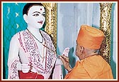 Swamishri performs the pratishtha of the murti of Shri Ghanshyam Maharaj