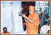 Swamishri performs the arti of Ghanshyam Maharaj