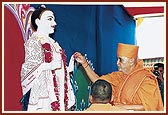 Swamishri performs pujan of the murti of Ghanshyam Maharaj to be installed at Gadhada mandir
