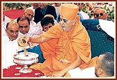 Swamishri bathes the murti of Harikrishna Maharaj as part of the yagna ceremony