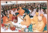 Swamishri performs the yagna rituals 