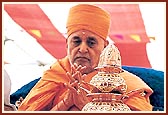 Swamishri performs the yagna rituals 