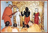 Kothari Swami offers abhishek to Harikrishna Maharaj