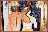 Mahant Swami offers abhishek to the newly installed murti of Ghanshyam Maharaj 