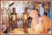 Mahant Swami offers abhishek to the murti of Shriji Maharaj 